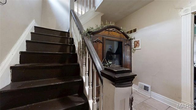 9421 Holtwood Road, St Louis, MO 63114