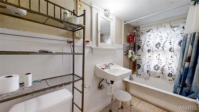 9421 Holtwood Road, St Louis, MO 63114