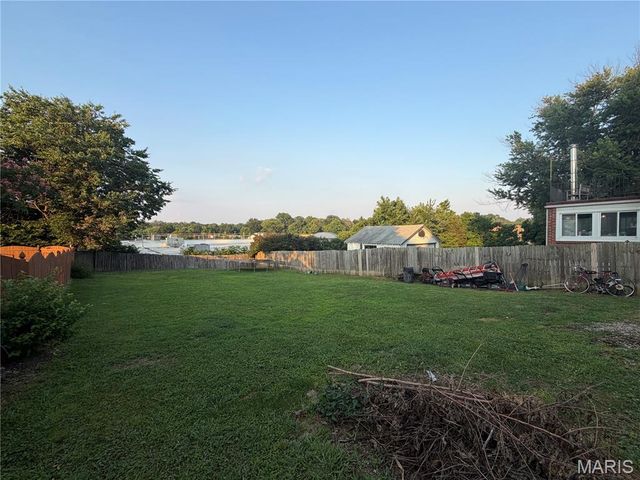 9421 Holtwood Road, St Louis, MO 63114