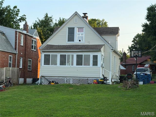 9421 Holtwood Road, St Louis, MO 63114