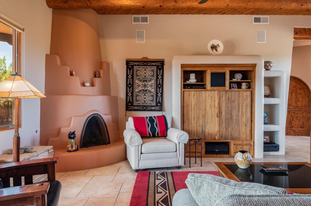 Image 11 of property listing at 1 Dream Catcher Trail, Placitas, NM 87043