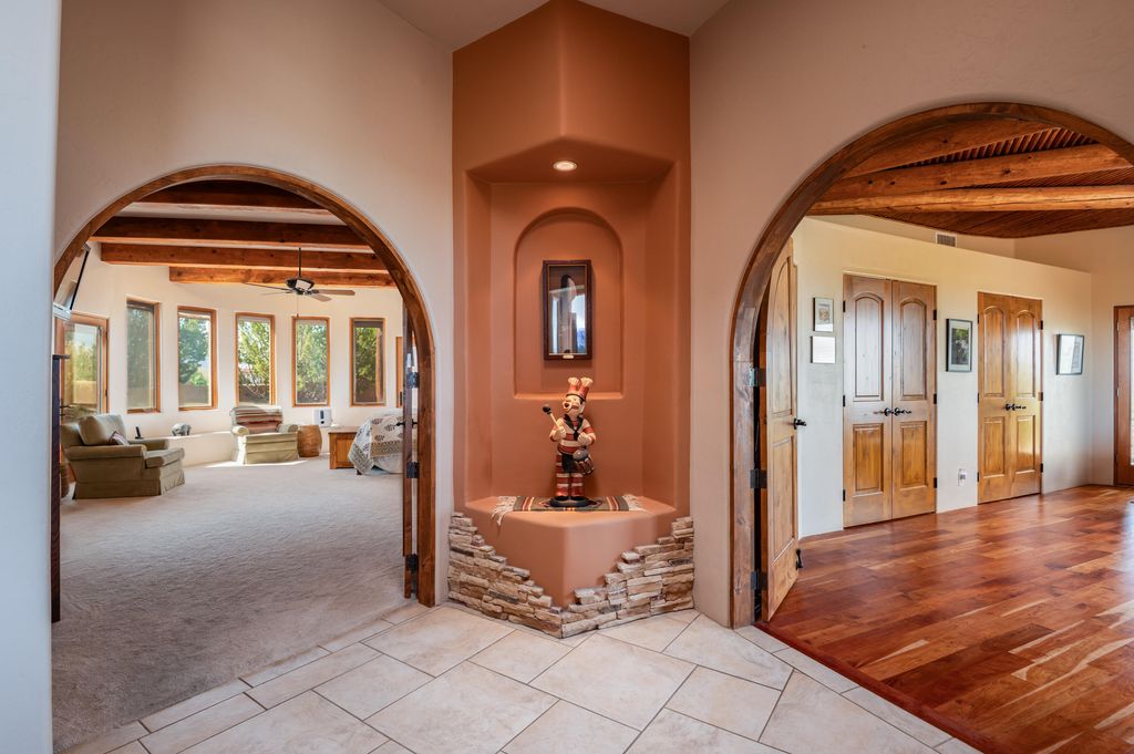 Image 19 of property listing at 1 Dream Catcher Trail, Placitas, NM 87043