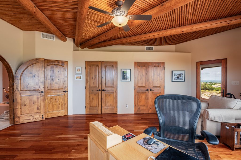 Image 24 of property listing at 1 Dream Catcher Trail, Placitas, NM 87043