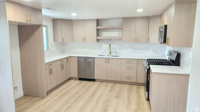 8492 S MESA DR, Sandy, UT 84093