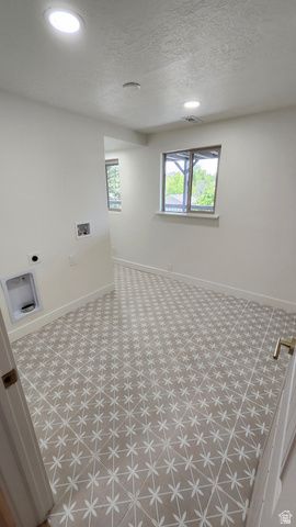 8492 S MESA DR, Sandy, UT 84093