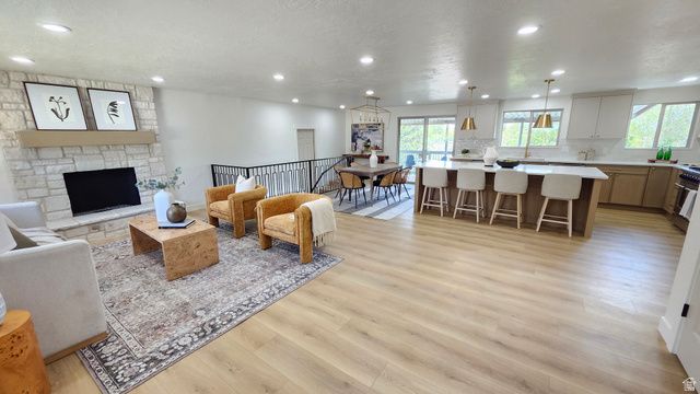 8492 S MESA DR, Sandy, UT 84093