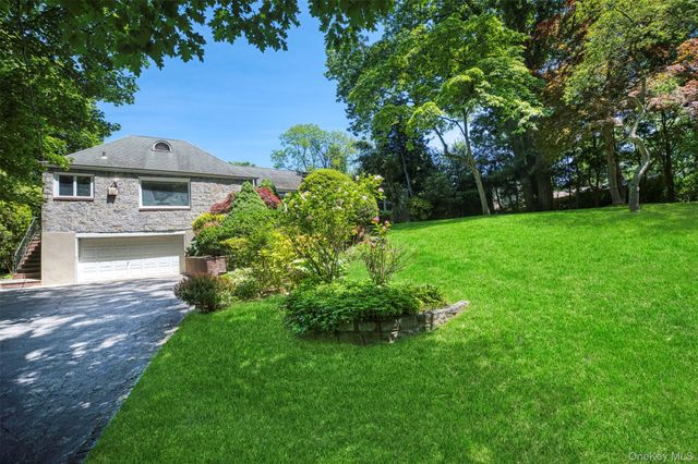 49 The Birches, Roslyn Estates, NY 11576