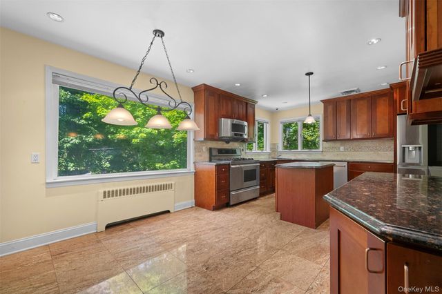 49 The Birches, Roslyn Estates, NY 11576
