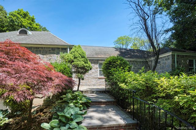49 The Birches, Roslyn Estates, NY 11576