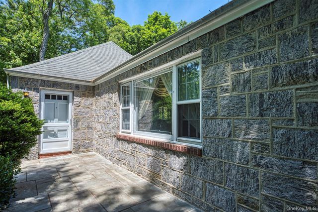 49 The Birches, Roslyn Estates, NY 11576