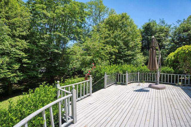 49 The Birches, Roslyn Estates, NY 11576