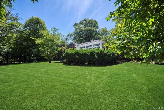 49 The Birches, Roslyn Estates, NY 11576