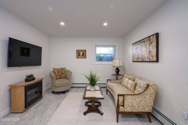 6 Van Dyke Avenue, Stamford, NY 12167