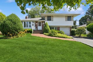 17 Wren Drive, Woodbury, NY 11797