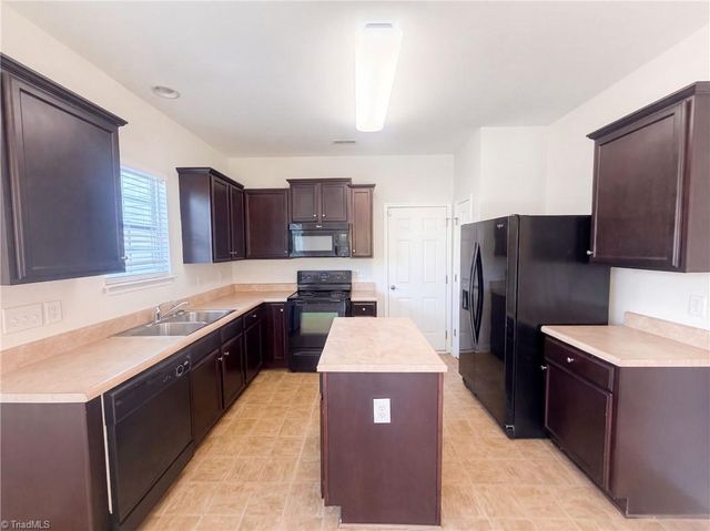 2722 Quail Oaks Drive, Greensboro, NC 27405