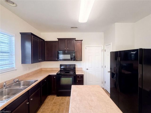 2722 Quail Oaks Drive, Greensboro, NC 27405