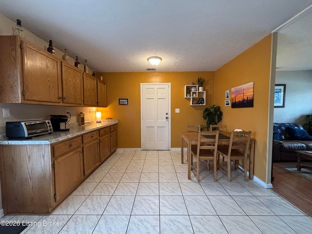 9913 Robsion Rd, Jeffersontown, KY 40299