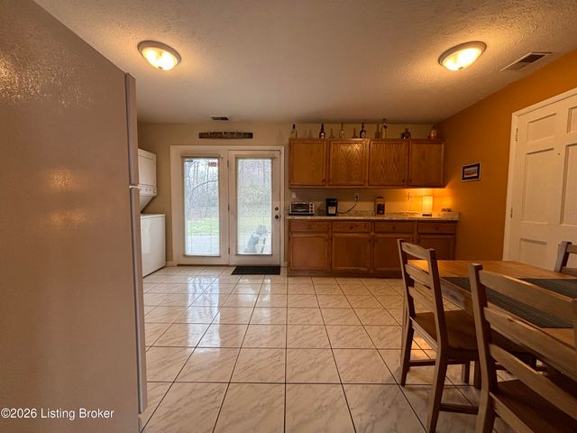 9913 Robsion Rd, Jeffersontown, KY 40299