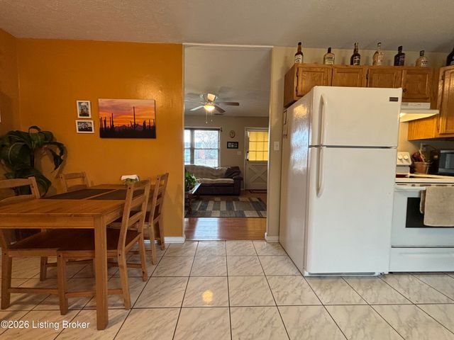 9913 Robsion Rd, Jeffersontown, KY 40299