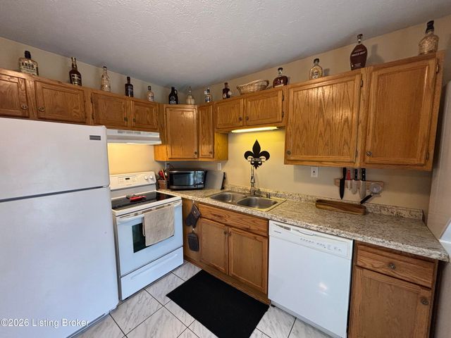 9913 Robsion Rd, Jeffersontown, KY 40299