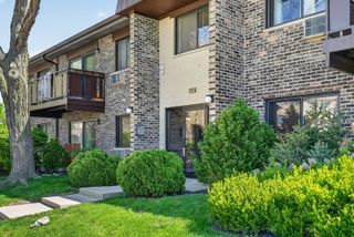 2638 N WINDSOR Drive 102, Arlington Heights, IL 60004