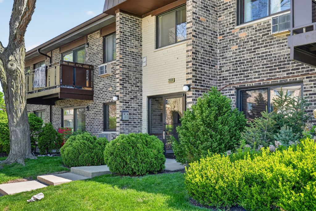 2638 N WINDSOR Drive 102, Arlington Heights, IL 60004
