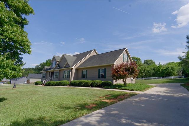2034 Waterford Pointe Road, Lexington, NC 27292