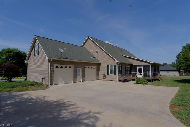 2034 Waterford Pointe Road, Lexington, NC 27292