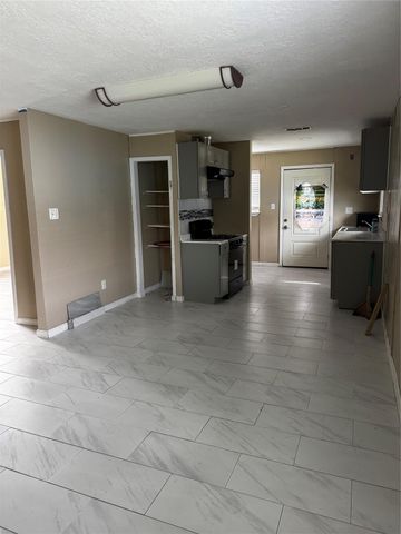 4515 7th Street, Bacliff, TX 77518