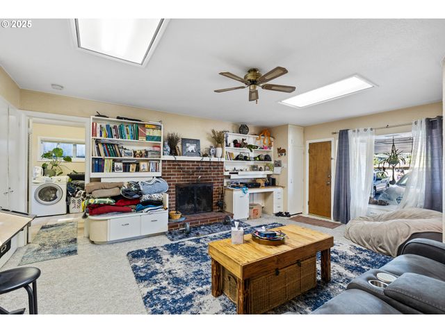 1842 Nw DOGWOOD St, Roseburg, OR 97471