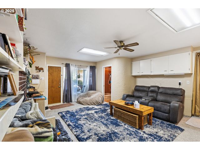 1842 Nw DOGWOOD St, Roseburg, OR 97471