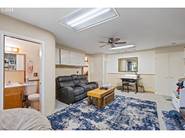 1842 Nw DOGWOOD St, Roseburg, OR 97471
