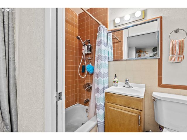 1842 Nw DOGWOOD St, Roseburg, OR 97471