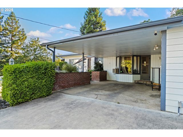 1842 Nw DOGWOOD St, Roseburg, OR 97471