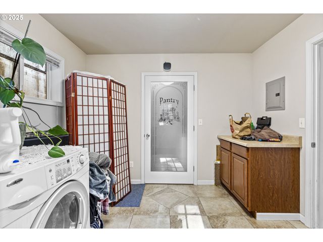 1842 Nw DOGWOOD St, Roseburg, OR 97471
