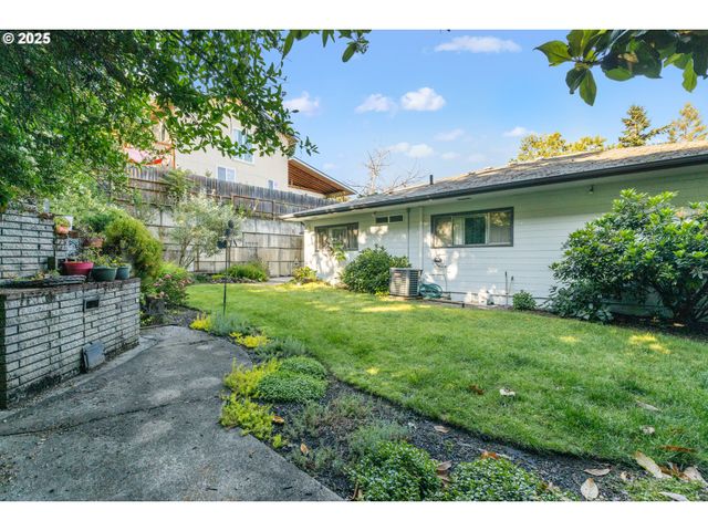 1842 Nw DOGWOOD St, Roseburg, OR 97471