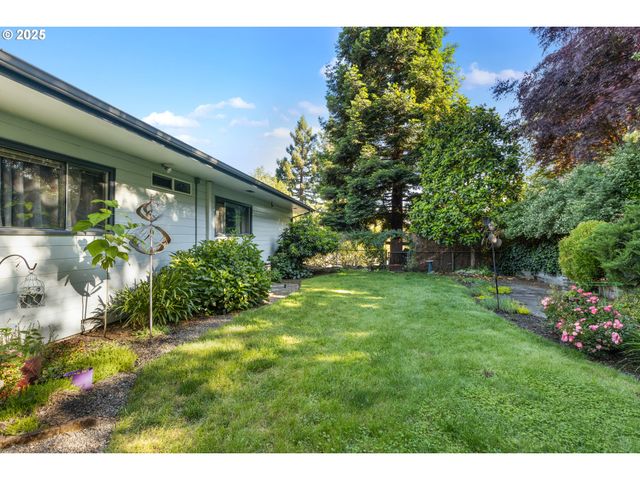 1842 Nw DOGWOOD St, Roseburg, OR 97471