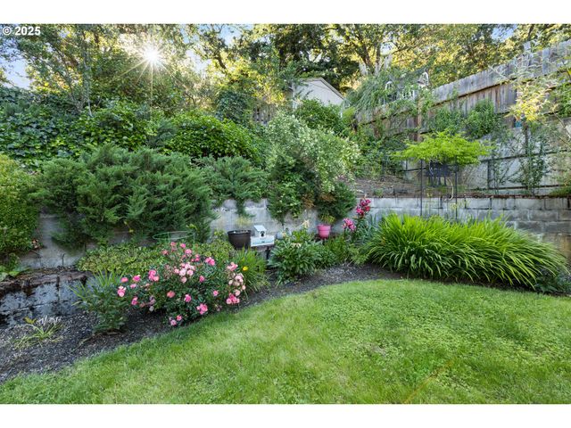 1842 Nw DOGWOOD St, Roseburg, OR 97471