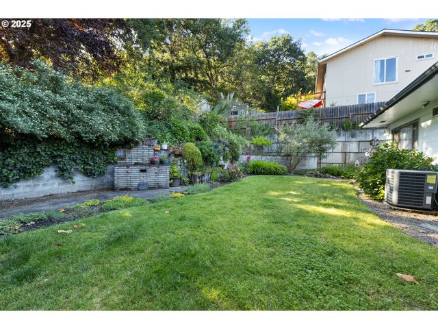 1842 Nw DOGWOOD St, Roseburg, OR 97471