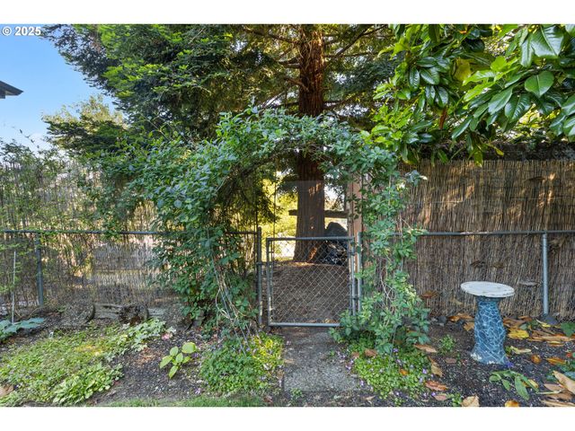 1842 Nw DOGWOOD St, Roseburg, OR 97471