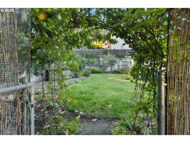 1842 Nw DOGWOOD St, Roseburg, OR 97471