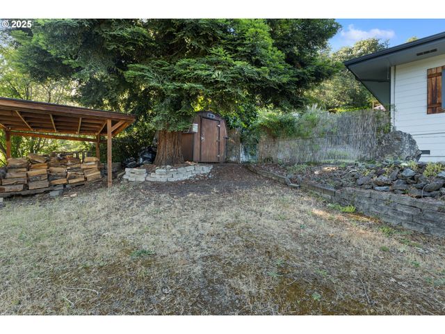 1842 Nw DOGWOOD St, Roseburg, OR 97471