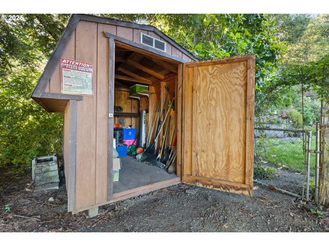 1842 Nw DOGWOOD St, Roseburg, OR 97471