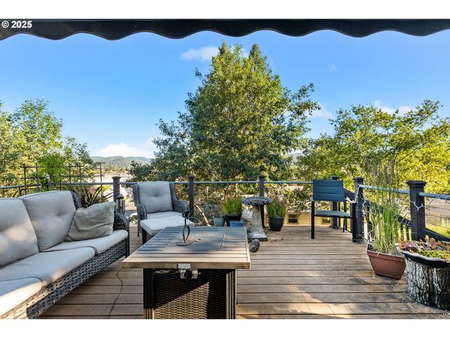 1842 Nw DOGWOOD St, Roseburg, OR 97471