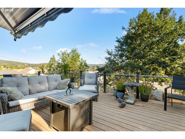 1842 Nw DOGWOOD St, Roseburg, OR 97471