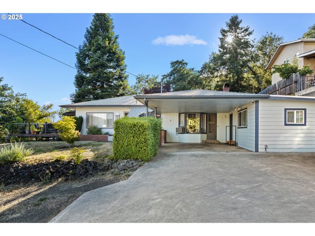1842 Nw DOGWOOD St, Roseburg, OR 97471
