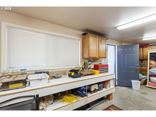 1842 Nw DOGWOOD St, Roseburg, OR 97471