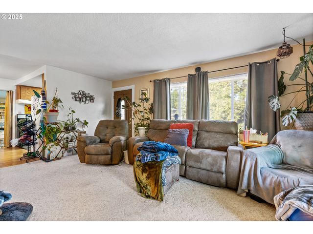 1842 Nw DOGWOOD St, Roseburg, OR 97471