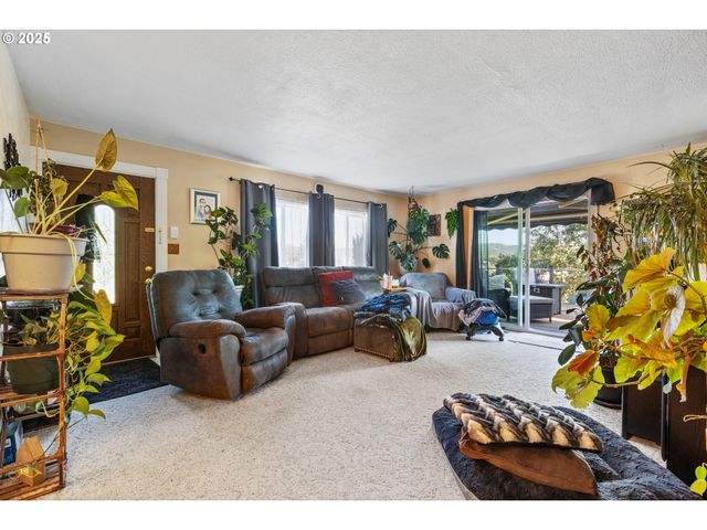 1842 Nw DOGWOOD St, Roseburg, OR 97471