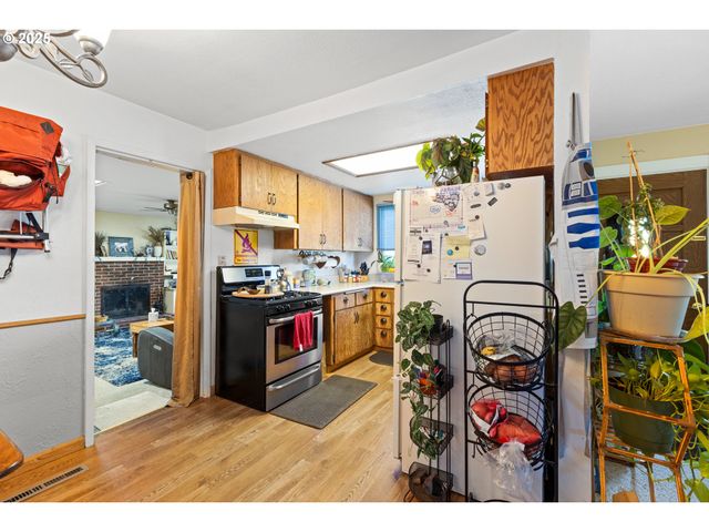 1842 Nw DOGWOOD St, Roseburg, OR 97471